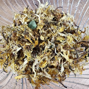 Puede incluir: Un bol lleno de pétalos y tallos de flores secas de color amarillo y marrón.