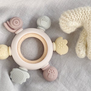 Grasping toy made of wood and silicone in delicate pastel tones, customizable gift for baby shower birth
