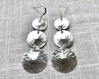 silver hammered disc earrings, lightweight silver hammered disc earring, hammered silver earrings, silver disc earrings long earrings silver