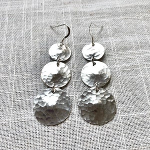 silver hammered disc earrings, lightweight silver hammered disc earring, hammered silver earrings, silver disc earrings long earrings silver