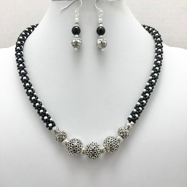 Collier Kumihim perlé noir et blanc, collier perle graine noire, collier perles noires, collier kumihimo noir, collier noir et blanc