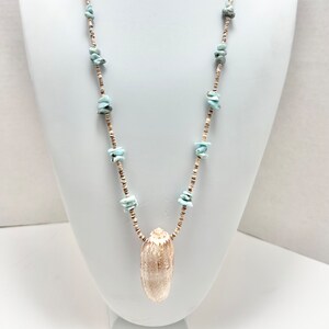 Olijfkleurige schelphangerketting: larimar-chip en heishi-kraal, boho-sieraden, sterlingzilveren sluiting