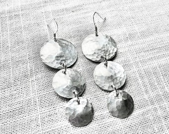 silver hammered disc earrings, lightweight silver hammered disc earring, hammered silver earrings, silver disc earrings long earrings silver