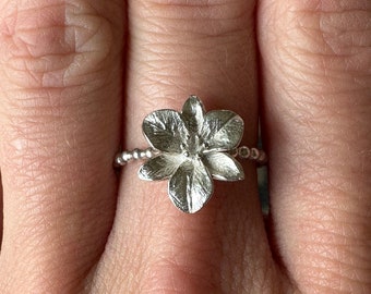 sterling silver trillium flower ring, trillium flower ring silver, sterling silver flower ring, sterling silver flower stacking ring, floral