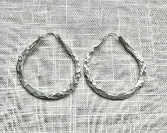 hammered aluminum hoop earrings with titanium hooks, lightweight hammered silver hoop earrings hypoallergenic, sensitive skin hoop earrings