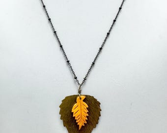 Collar con colgante de hoja de latón dorado y detalle de cáscara de coco tallada, joyería de otoño