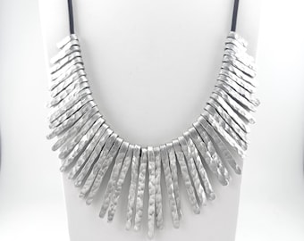 Collar babero con flecos de aluminio martillado: joyería de plata con un toque llamativo