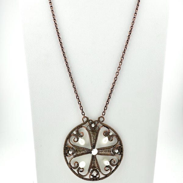 Collar con colgante de medallón tejido en alambre, cobre, bronce, perlas cultivadas