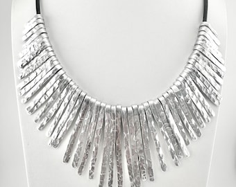 Collar babero de aluminio martillado con flecos: joyería llamativa de plata ligera