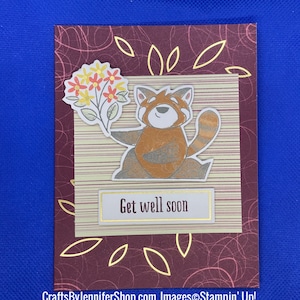 Panda roux ou raton laveur tenant des fleurs en feuille d’or ou un cœur Obtenir un | carte vierge | Penser à votre carte