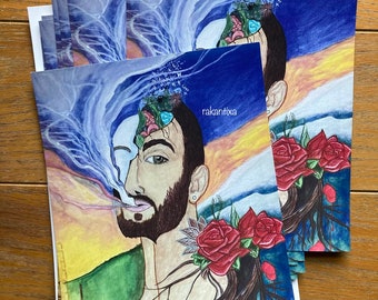 Puede incluir: Una pila de impresiones coloridas con un retrato de una persona con barba y flores que le salen de la cabeza. El fondo es un cielo azul y amarillo con nubes. El texto "rakanfixa" es visible en la impresión.
