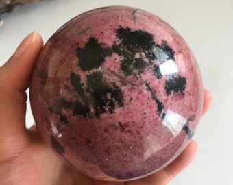 XL Rhodonit Kugel, angeschliffene Glaskugel (8 cm)