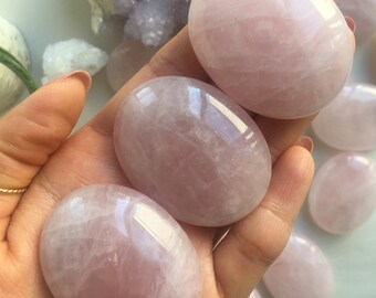 Piccola pietra di quarzo rosa da tenere in mano, cristallo lucidato, pietra antistress