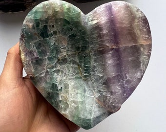 Grand bol en forme de coeur en fluorite arc-en-ciel, décor de cristal