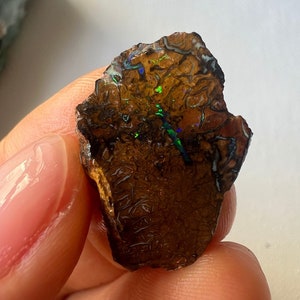 Spécimen d'opale boulder, opale australienne naturelle non traitée, opale australienne, opale naturelle, cristal de guérison, opale boulder brute, opale