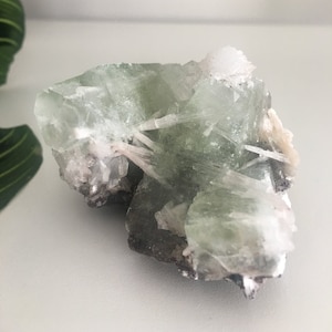 Amas d’apophyllite verte avec scolecite, apophyllite brute, scolécite, amas d’apophyllite verte, guérison des cristaux, amas de zéolite, zéolithes