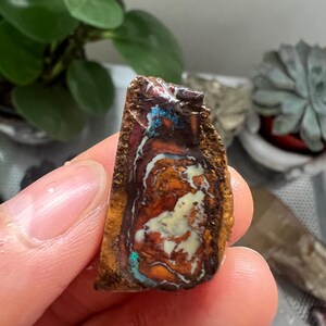 Natürlicher australischer Boulder Opal, unbehandelter Heilkristall