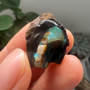 Australischer Boulder Opal, unbehandelter Heilstein