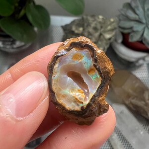 Spécimen d'opale boulder, opale australienne naturelle non traitée, opale australienne, opale naturelle, cristal de guérison, opale boulder brute, opale