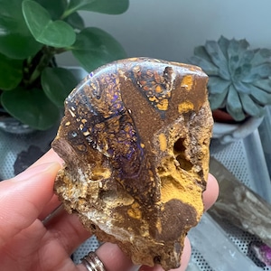 Natürlicher australischer Boulder Opal, unbehandelter Heilkristall