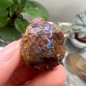 Natürlicher australischer Boulder Opal, unbehandelter Heilkristall