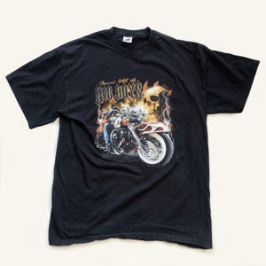 K&ouml;nnte beinhalten: Schwarzes T-Shirt mit einem Aufdruck von zwei Bikern auf einem Motorrad mit Flammen und dem Text "Choppers with the Big Boys".