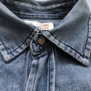 Puede incluir: Un letrero de madera r&uacute;stica con el texto "Welcome to our home" en letras blancas. El letrero presenta un acabado envejecido y un dise&ntilde;o simple y acogedor, perfecto para la decoraci&oacute;n de la puerta principal.