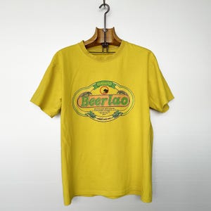 Vintage Bier Lao Tee | Mutiger gelber Grafikdruck | Laos Souvenir Shirt | M