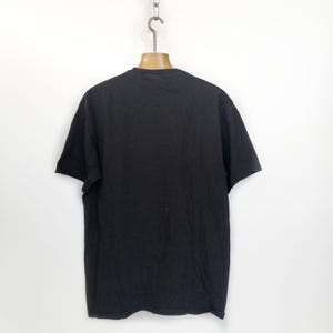 K&ouml;nnte beinhalten: Schwarzes T-Shirt mit kurzen &Auml;rmeln und Rundhalsausschnitt.