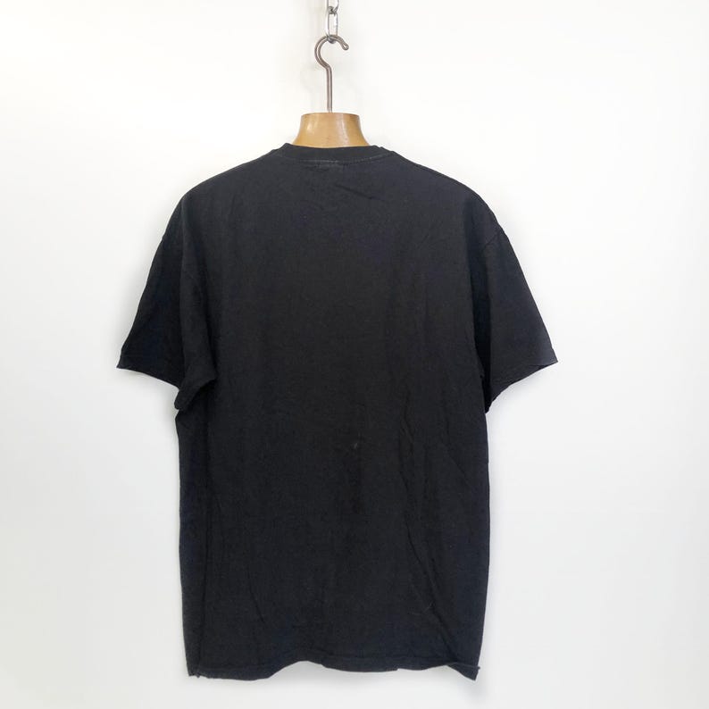 K&ouml;nnte beinhalten: Schwarzes T-Shirt mit kurzen &Auml;rmeln und Rundhalsausschnitt.