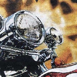 K&ouml;nnte beinhalten: Ein schwarz-wei&szlig;er Grafikdruck eines Motorrads mit Flammen im Hintergrund. Das Motorrad hat einen gro&szlig;en Scheinwerfer und ein detailliertes Design.