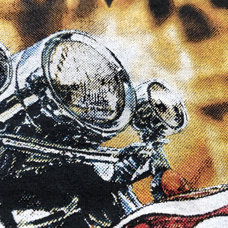 K&ouml;nnte beinhalten: Ein schwarz-wei&szlig;er Grafikdruck eines Motorrads mit Flammen im Hintergrund. Das Motorrad hat einen gro&szlig;en Scheinwerfer und ein detailliertes Design.