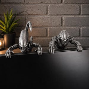 Alien Xenomorph and Predator Inspired Monitor Topper Buddy Sitter, 3D Printed Sci-Fi Creature, Horror Desk Decor, Computer Screen Accessory