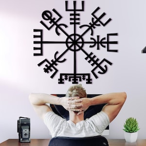 Vegvisir 木製ウォールアート、バイキング時代の家の装飾、北欧神話の家の装飾、男性へのギフト、北欧の子供部屋 トール オーディン ルーン