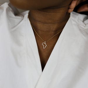 Collar mini con contorno de pavé africano