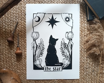 Der Stern oder „Before the Sabbath“, mystischer Original-Linoldruck, inspiriert von Tarotkarten und mit einer schwarzen Katze, die auf den Stern starrt