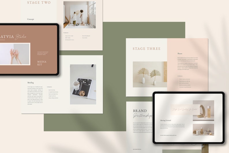 Puede incluir: Presentaci&oacute;n digital de un kit de medios en tonos neutros. La presentaci&oacute;n incluye una tableta que muestra el logotipo "ATVIA Studio" y el texto "Media Kit". Otras p&aacute;ginas muestran conceptos de dise&ntilde;o, asociaciones de marca y fotos de productos.