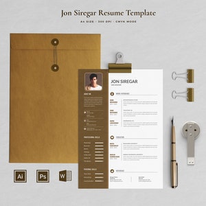 Puede incluir: Plantilla de curr&iacute;culum vitae de Jon Siregar, con una combinaci&oacute;n de colores marr&oacute;n y blanco. La imagen muestra un curr&iacute;culum, un sobre y accesorios de oficina como un bol&iacute;grafo, clips y una unidad USB. El texto del curr&iacute;culum es visible.