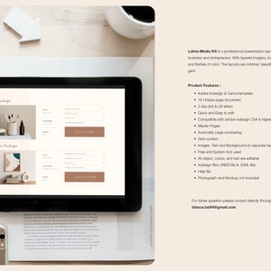 Puede incluir: Una tableta digital muestra un dise&ntilde;o de presentaci&oacute;n para empresas creativas. El dise&ntilde;o incluye caracter&iacute;sticas del producto, detalles del paquete e informaci&oacute;n de contacto. La tableta est&aacute; sobre una superficie de madera con un tel&eacute;fono, una taza de caf&eacute; y elementos decorativos.