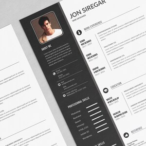 Puede incluir: Una plantilla de curr&iacute;culum vitae en blanco y negro con una foto de un hombre, el nombre "JON SIREGAR" y el t&iacute;tulo "WEB DESIGNER". El curr&iacute;culum vitae se divide en secciones de experiencia laboral, habilidades profesionales y educaci&oacute;n, e incluye informaci&oacute;n de contacto.