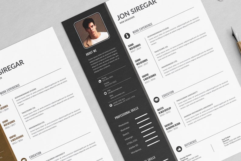 Puede incluir: Una plantilla de curr&iacute;culum vitae en blanco y negro con una foto de un hombre, el nombre "JON SIREGAR" y el t&iacute;tulo "WEB DESIGNER". El curr&iacute;culum vitae se divide en secciones de experiencia laboral, habilidades profesionales y educaci&oacute;n, e incluye informaci&oacute;n de contacto.