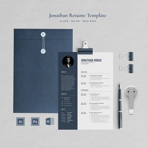 Puede incluir: Una plantilla de curr&iacute;culum profesional titulada "Jonathan Resume Template" con un sobre azul marino, curr&iacute;culum y accesorios. El curr&iacute;culum incluye una foto, datos de contacto y una secci&oacute;n de habilidades. Los elementos adicionales incluyen un bol&iacute;grafo, clips y una unidad USB.