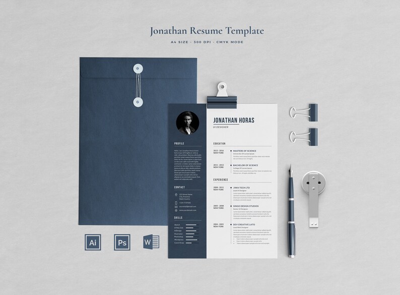 Puede incluir: Una plantilla de curr&iacute;culum profesional titulada "Jonathan Resume Template" con un sobre azul marino, curr&iacute;culum y accesorios. El curr&iacute;culum incluye una foto, datos de contacto y una secci&oacute;n de habilidades. Los elementos adicionales incluyen un bol&iacute;grafo, clips y una unidad USB.