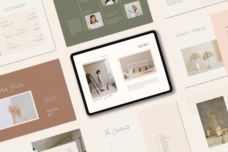 Puede incluir: Una tableta digital muestra un dise&ntilde;o de sitio web con las palabras "NEWS" y "Recent Works". Alrededor de la tableta hay varios materiales impresos, incluido un "MEDIA KIT" y p&aacute;ginas con texto e im&aacute;genes, todo en una paleta de colores neutros.
