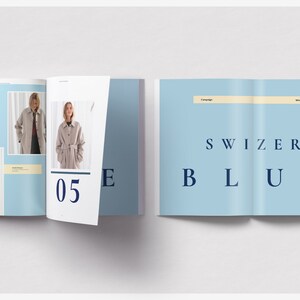 K&ouml;nnte beinhalten: Eine Magazinseite mit hellblauem Hintergrund und den Worten "SWIZER BLUE" in Marineblau. Das Magazin zeigt Bilder einer Person, die einen beigen Mantel tr&auml;gt. Die Nummer "05" ist ebenfalls sichtbar.