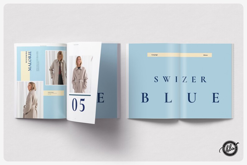 K&ouml;nnte beinhalten: Eine Magazinseite mit hellblauem Hintergrund und den Worten "SWIZER BLUE" in Marineblau. Das Magazin zeigt Bilder einer Person, die einen beigen Mantel tr&auml;gt. Die Nummer "05" ist ebenfalls sichtbar.