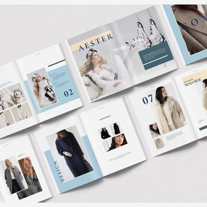 K&ouml;nnte beinhalten: Eine Reihe ge&ouml;ffneter Zeitschriften mit Modedesigns. Jede Seite zeigt Bilder von M&auml;nteln und Jacken, mit Text&uuml;berlagerungen einschlie&szlig;lich Namen und Nummern. Das Layout integriert blaue und beige Akzente und schafft eine moderne &Auml;sthetik.