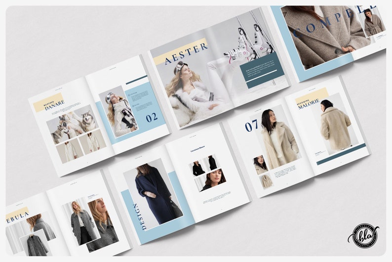 K&ouml;nnte beinhalten: Eine Reihe ge&ouml;ffneter Zeitschriften mit Modedesigns. Jede Seite zeigt Bilder von M&auml;nteln und Jacken, mit Text&uuml;berlagerungen einschlie&szlig;lich Namen und Nummern. Das Layout integriert blaue und beige Akzente und schafft eine moderne &Auml;sthetik.