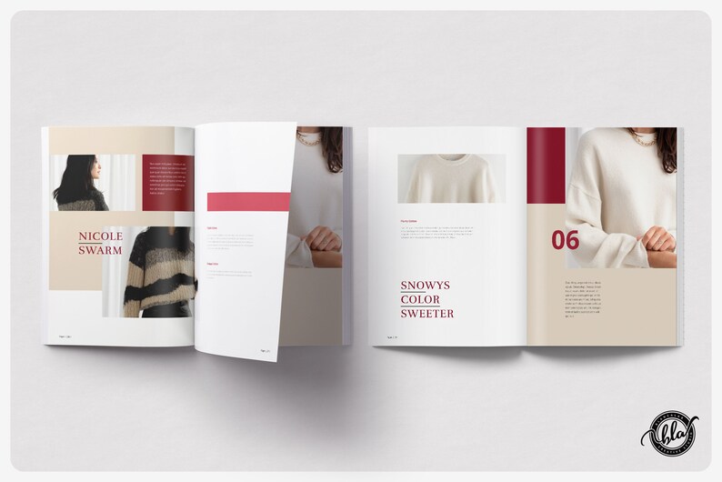 Puede incluir: Una revista de moda abierta. La p&aacute;gina izquierda muestra el texto "NICOLE SWARM" con im&aacute;genes de una mujer y un su&eacute;ter a rayas. La p&aacute;gina derecha muestra un su&eacute;ter color crema y el texto "SNOWYS COLOR SWEETER".