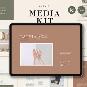 Puede incluir: Dise&ntilde;o de kit de medios digitales con una paleta de colores neutros. El t&iacute;tulo "LATVIA MEDIA KIT" se muestra de forma destacada. El kit incluye una tableta que muestra un dise&ntilde;o con el texto "LATVIA Studio" y una foto de manos.